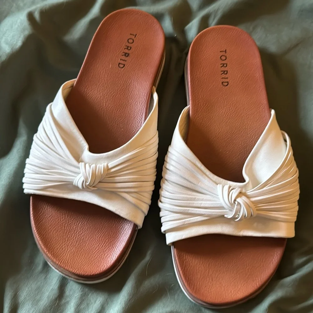 Torrid White Tan Summer Sandal Size 8WW